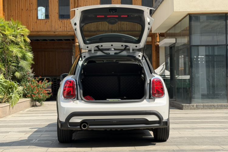 Used MINI 2023 Updated 1.5T COOPER Artist Five-Door Edition Trunk