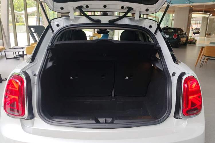 Used MINI 2023 Updated 1.5T COOPER Artist Five-Door Edition Trunk
