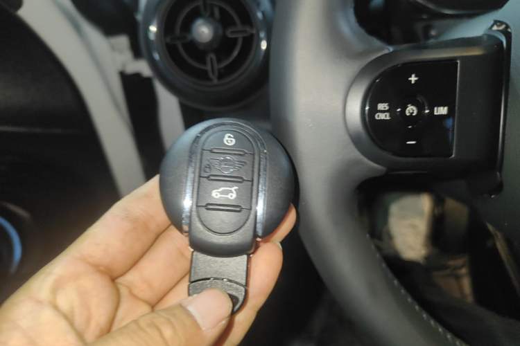 Used MINI 2023 Updated 1.5T COOPER Artist Five-Door Edition Vehicle Key