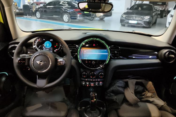 Used MINI 2023 Updated 1.5T COOPER Artist Five-Door Edition Center Console