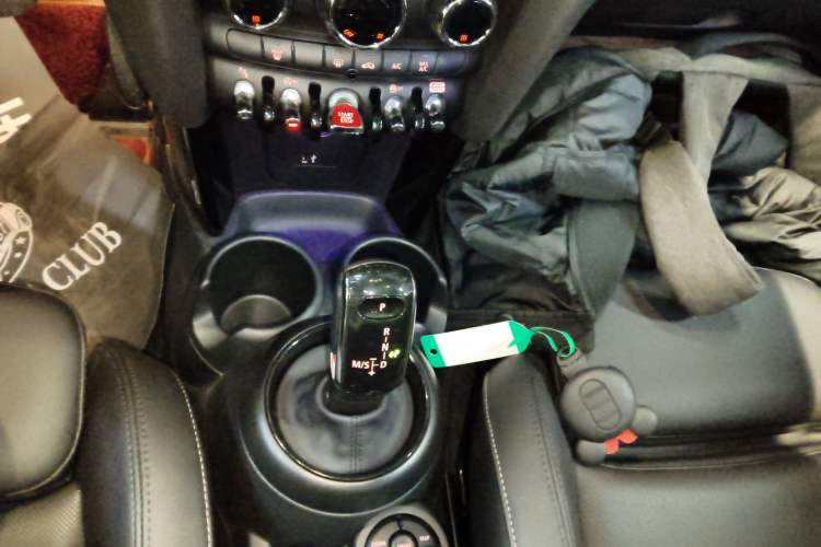 Used MINI 2023 Updated 1.5T COOPER Artist Five-Door Edition Gear Lever