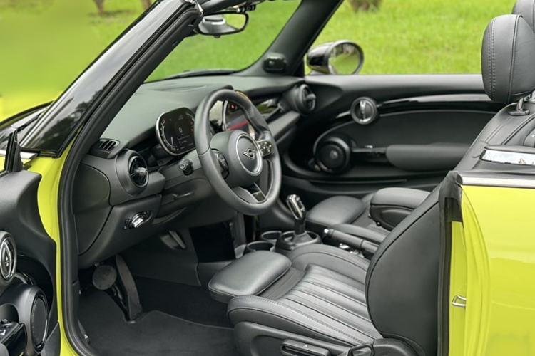 Used MINI 2023 Second Facelift 2.0T COOPER S CABRIO Artist Interior 1