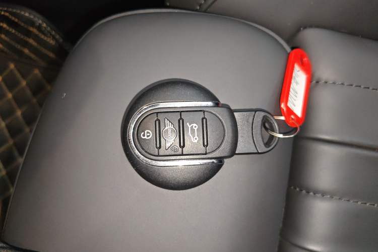 Used MINI 2023 Second Facelift 2.0T COOPER S CABRIO Artist Interior 1