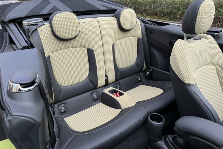 Used MINI 2023 Second Facelift 2.0T COOPER S CABRIO Artist Interior 1