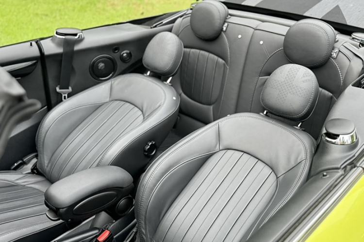 Used MINI 2023 Second Facelift 2.0T COOPER S CABRIO Artist Interior 11
