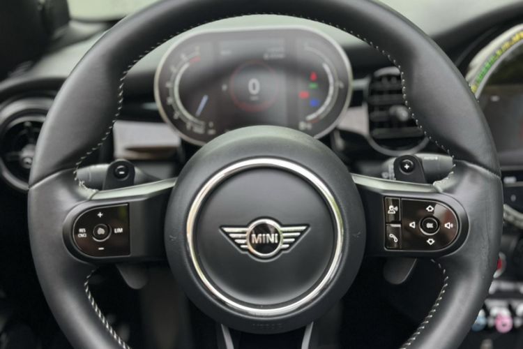 Used MINI 2023 Second Facelift 2.0T COOPER S CABRIO Artist Interior 13