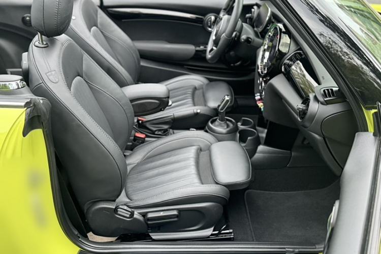Used MINI 2023 Second Facelift 2.0T COOPER S CABRIO Artist Interior 15