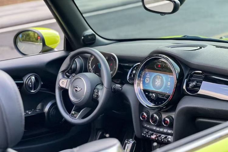 Used MINI 2023 Second Facelift 2.0T COOPER S CABRIO Artist Interior 2