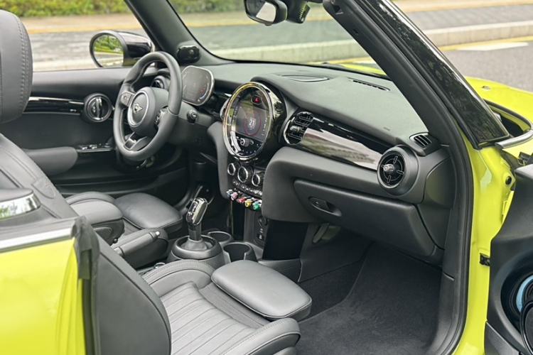 Used MINI 2023 Second Facelift 2.0T COOPER S CABRIO Artist Interior 2