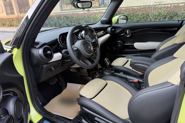 Used MINI 2023 Second Facelift 2.0T COOPER S CABRIO Artist Interior 2