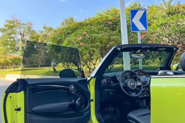 Used MINI 2023 Second Facelift 2.0T COOPER S CABRIO Artist Interior 3