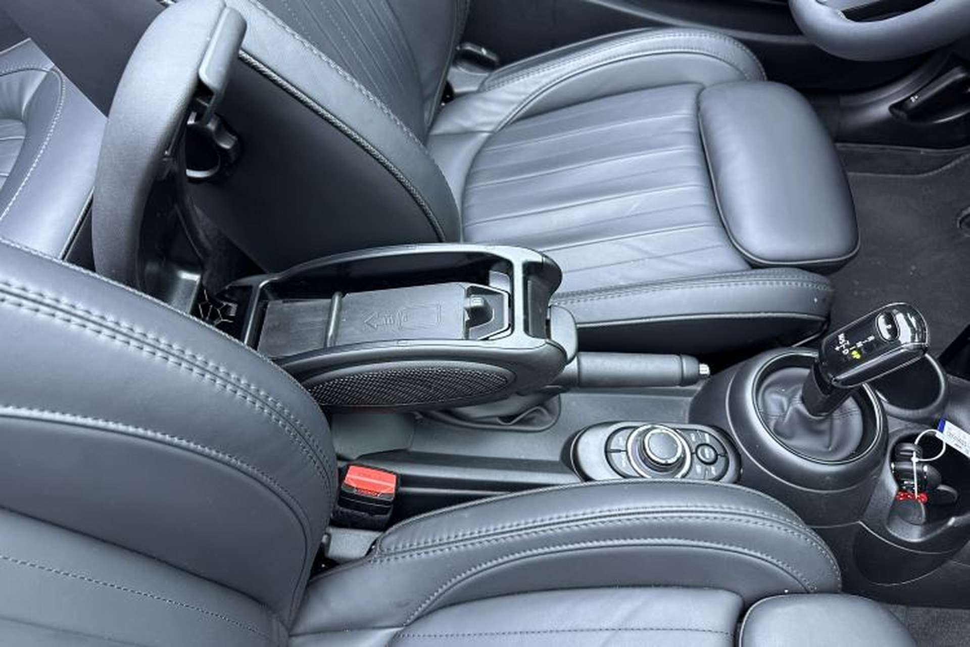 Used MINI 2023 Second Facelift 2.0T COOPER S CABRIO Artist Interior 3