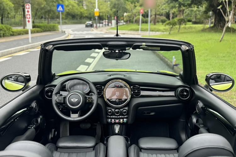 Used MINI 2023 Second Facelift 2.0T COOPER S CABRIO Artist Interior 3