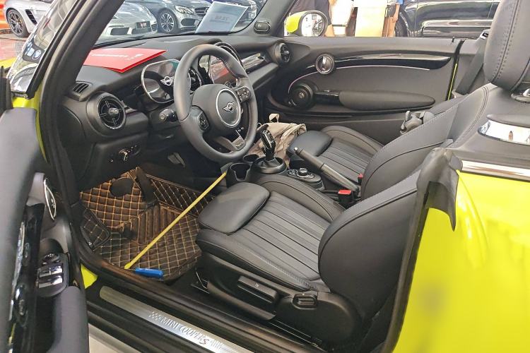 Used MINI 2023 Second Facelift 2.0T COOPER S CABRIO Artist Interior 3