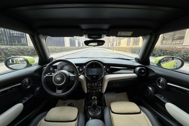 Used MINI 2023 Second Facelift 2.0T COOPER S CABRIO Artist Interior 3