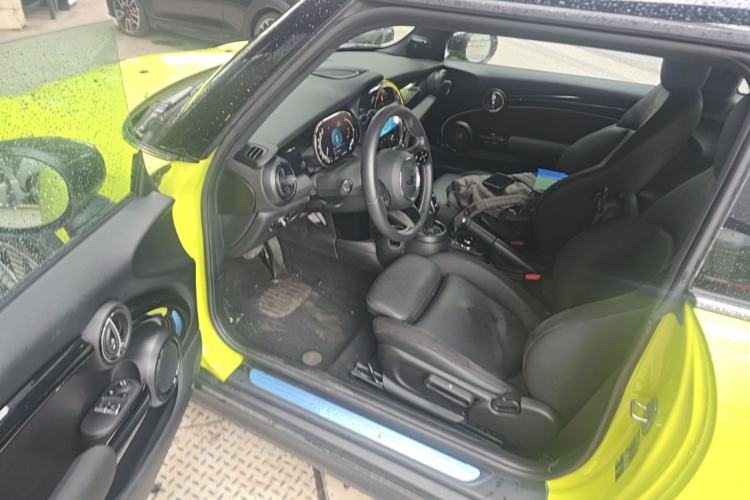 Used MINI 2023 Updated 2.0T COOPER S Artist Interior 3