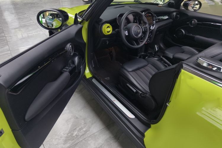 Used MINI 2023 Second Facelift 2.0T COOPER S CABRIO Artist Interior 4