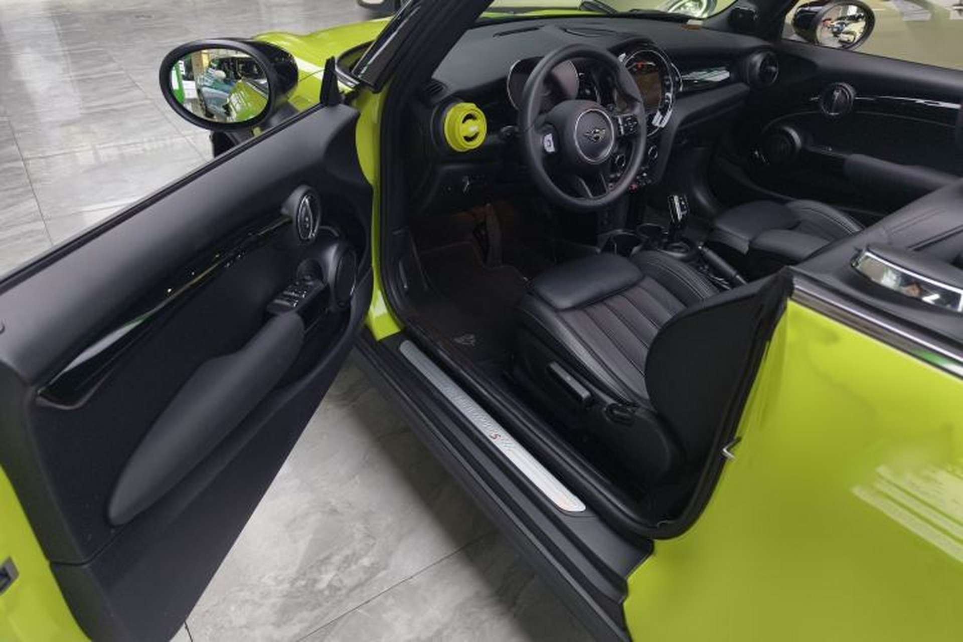 Used MINI 2023 Second Facelift 2.0T COOPER S CABRIO Artist Interior 4
