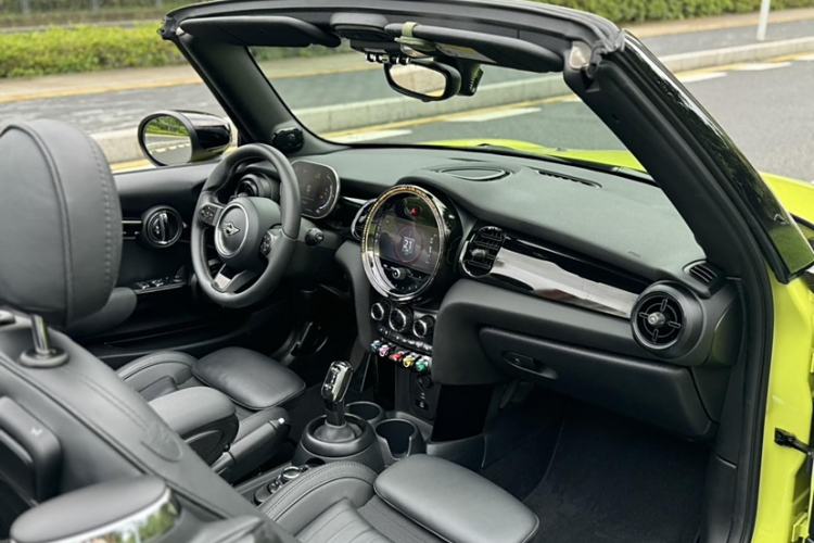 Used MINI 2023 Second Facelift 2.0T COOPER S CABRIO Artist Interior 4