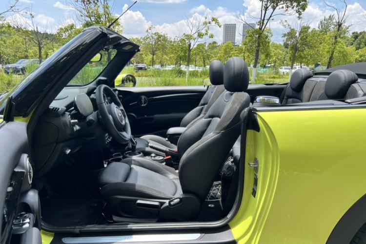 Used MINI 2023 Revised 1.5T COOPER CABRIO Artist Interior 4