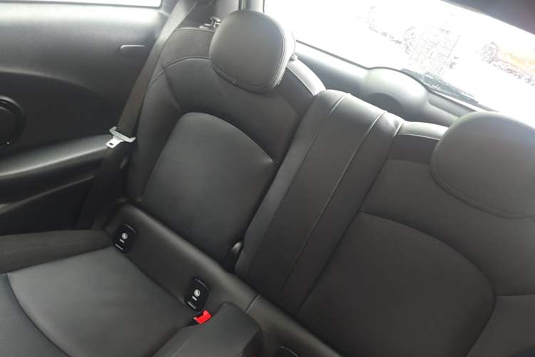 Used MINI 2023 Updated 2.0T COOPER S Artist Interior 4