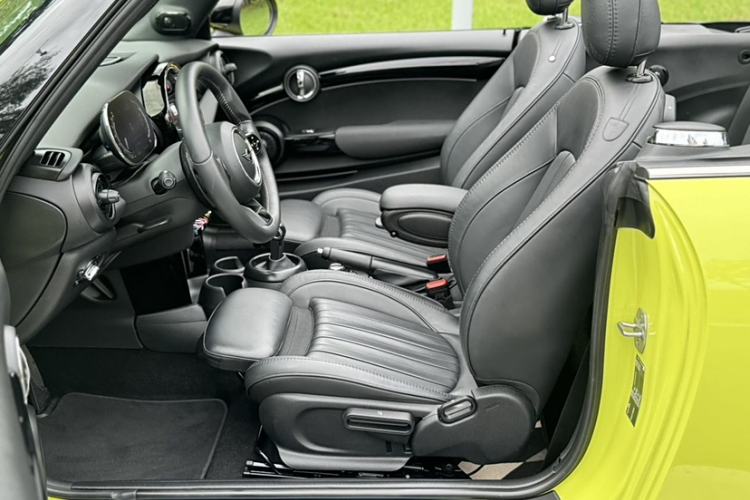 Used MINI 2023 Second Facelift 2.0T COOPER S CABRIO Artist Interior 9