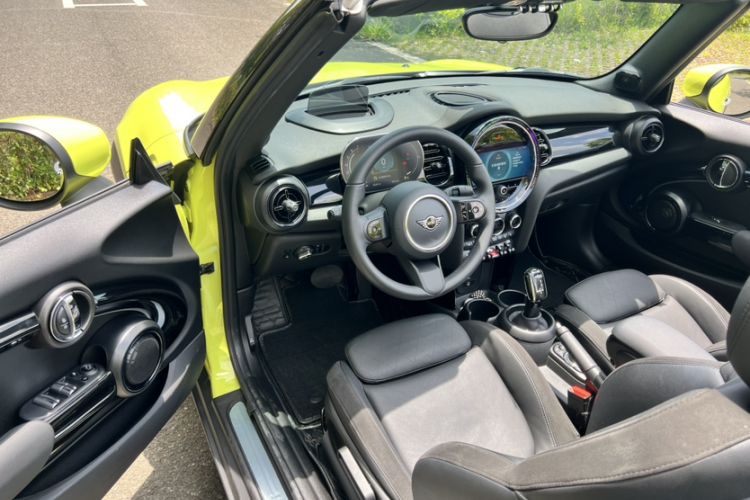 Used MINI 2023 Revised 1.5T COOPER CABRIO Artist Interior 9