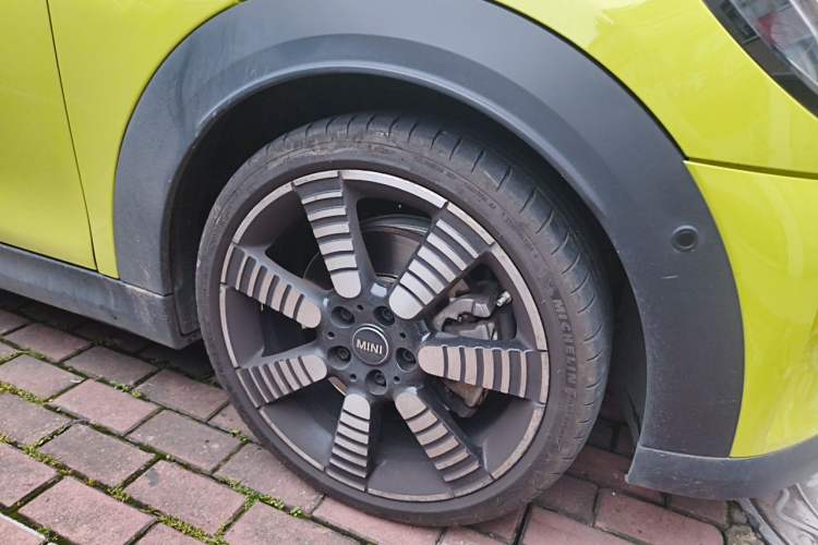 Used MINI 2023 Revised 2.0T COOPER S CABRIO Artist Right Front Wheel Hub