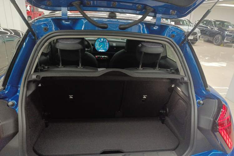 Used MINI 2025 1.5T COOPER Classic Edition Trunk