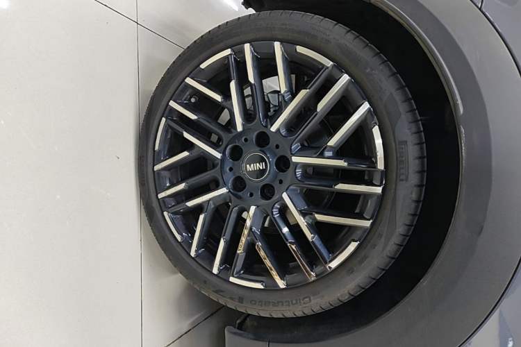 Used MINI 2025 2.0T COOPER S CABRIO Limited Edition Daylight Stardust Color Right Rear Wheel Hub