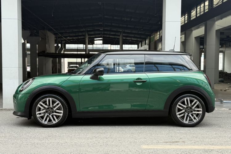 Used MINI 2025 1.5T COOPER Classic Edition Exterior 5