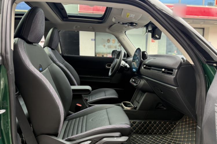 Used MINI 2025 1.5T COOPER Classic Edition Interior 10