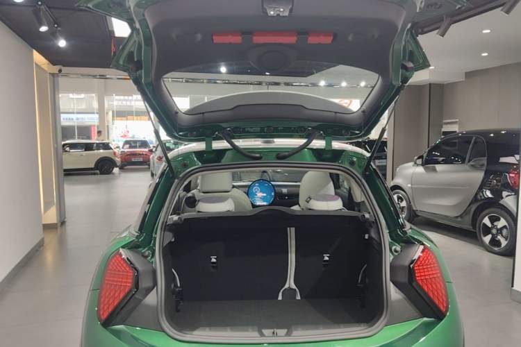 Used MINI 2025 1.5T COOPER Classic Edition Trunk