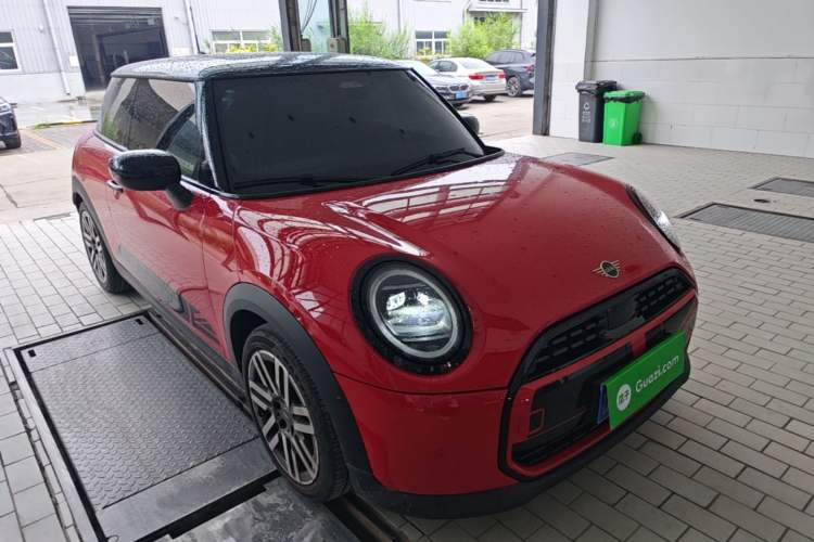 Used MINI 2025 1.5T COOPER Classic Edition Front Right 45 Deg