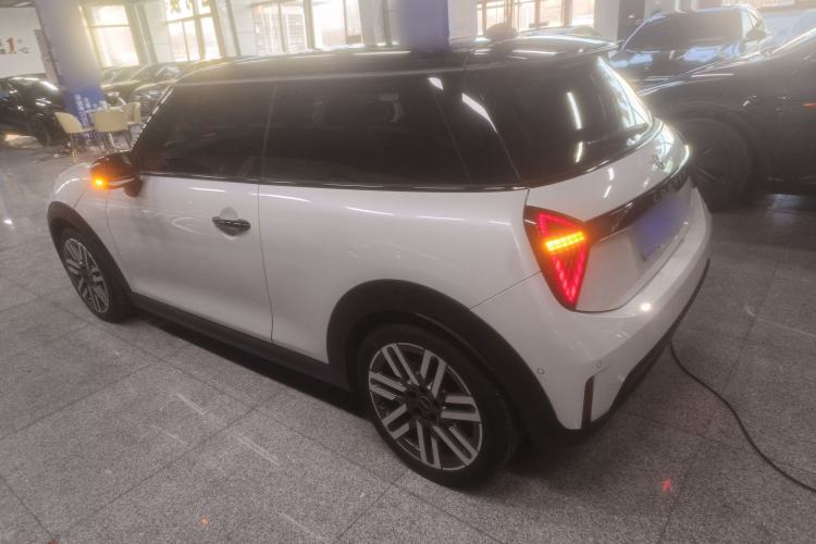 Used MINI 2025 1.5T COOPER Classic Edition Exterior 3