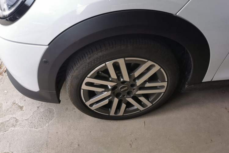 Used MINI 2025 1.5T COOPER Classic Edition Five-Door Version Left Front Wheel Hub