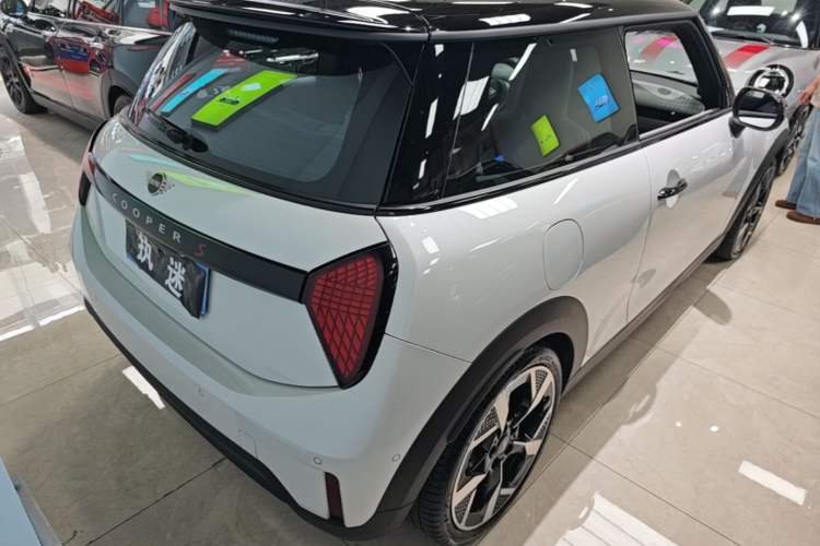 Used MINI 2025 2.0T COOPER S Artist Rear Right 45 Deg