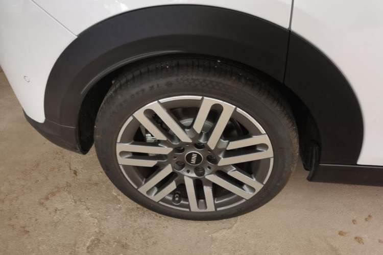 Used MINI 2025 1.5T COOPER Classic Edition Five-Door Version Right Rear Wheel Hub