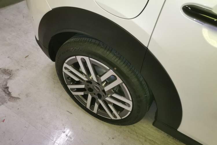 Used MINI 2025 1.5T COOPER Classic Edition Five-Door Version Right Rear Wheel Hub