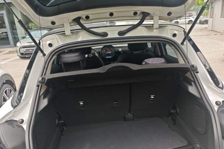 Used MINI 2025 1.5T COOPER Classic Edition Five-Door Version Trunk