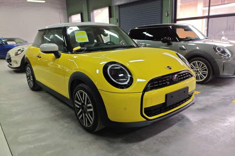 Used MINI 2025 1.5T COOPER Classic Edition Exterior 1