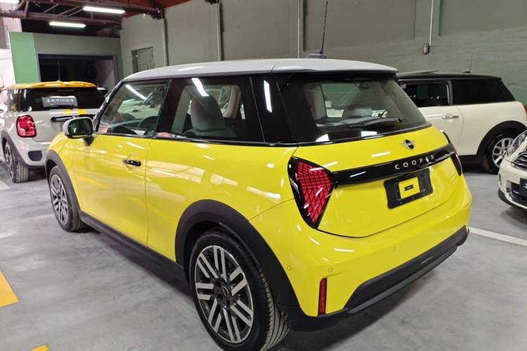 Used MINI 2025 1.5T COOPER Classic Edition Exterior 2
