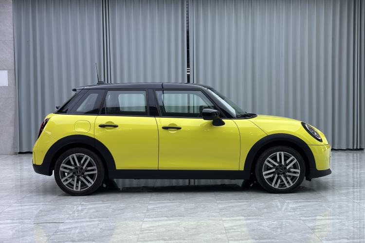 Used MINI 2025 1.5T COOPER Classic Edition Five-Door Version Exterior 3