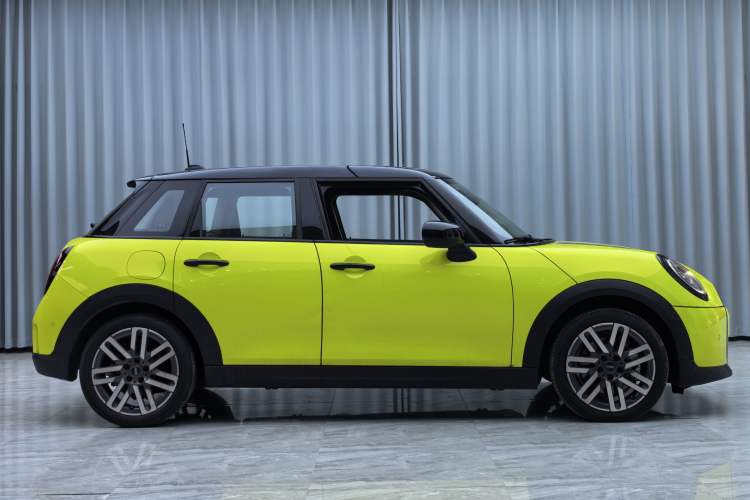 Used MINI 2025 1.5T COOPER Classic Edition Five-Door Version Exterior 4