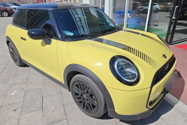 Used MINI 2025 1.5T COOPER Classic Edition Front Right 45 Deg