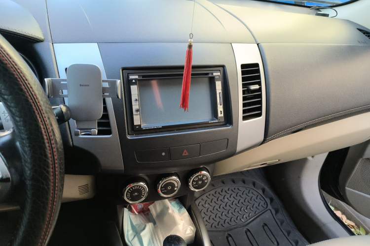 Used Mitsubishi 2010 Kinhui 2.4 Fashion Edition Audio And AC Panel