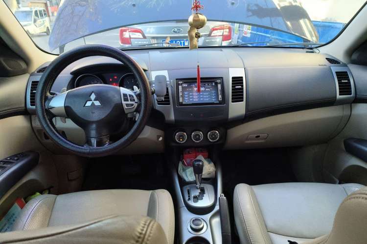 Used Mitsubishi 2010 Kinhui 2.4 Fashion Edition Center Console