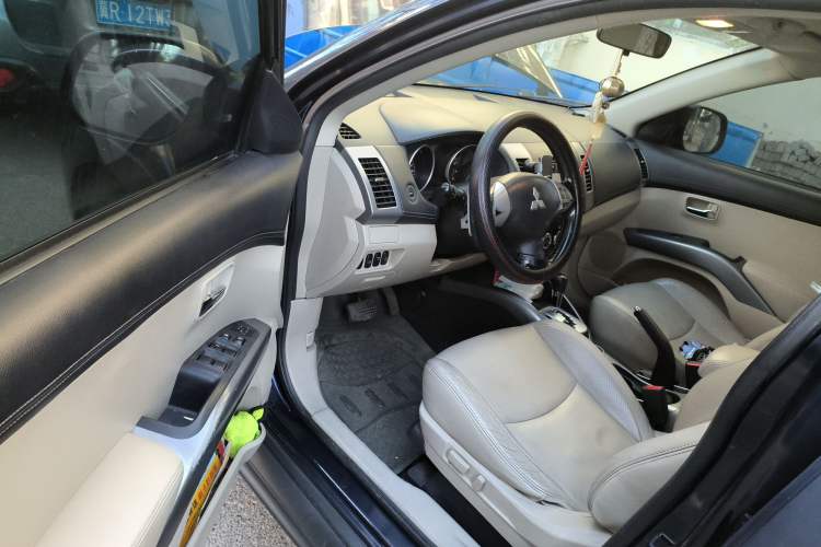 Used Mitsubishi 2010 Kinhui 2.4 Fashion Edition Driver Seat