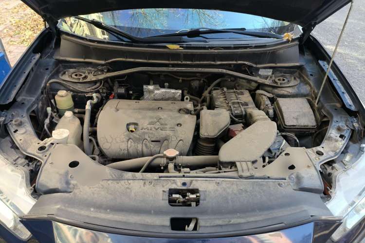 Used Mitsubishi 2010 Kinhui 2.4 Fashion Edition Engine Bay