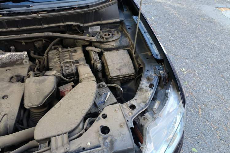 Used Mitsubishi 2010 Kinhui 2.4 Fashion Edition Engine Bay Left